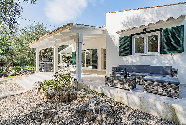 Sitzmöbel vor der Finca mit Terrasse