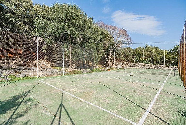 Tennisplatz auf dem Grundstück der Finca