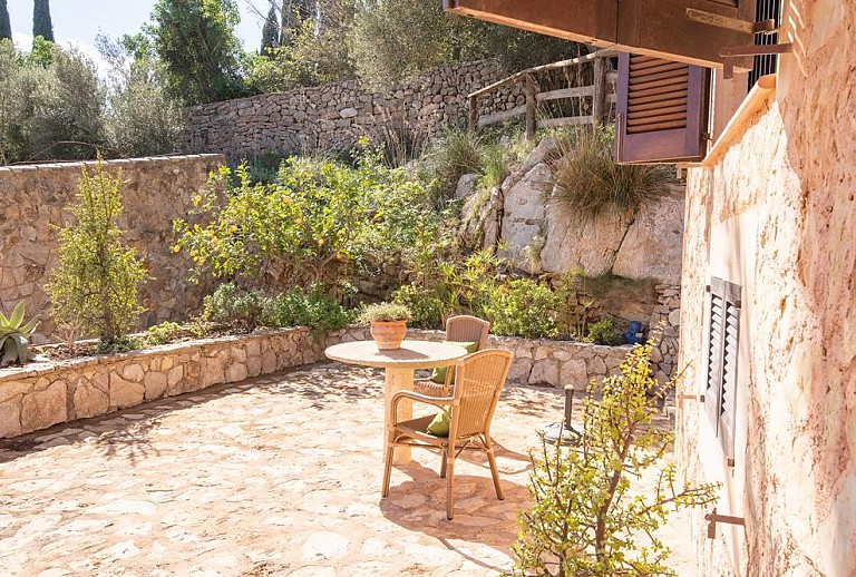 Terrasse mit Gartenmöbeln