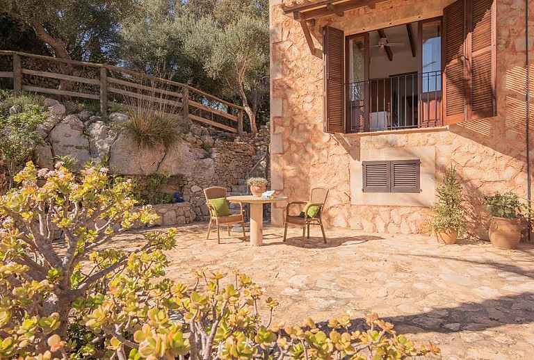 Terrasse und Pflanzen vor der Finca 