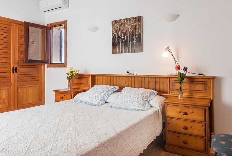 Schlafzimmer mit Doppelbett und Klimaanlage 