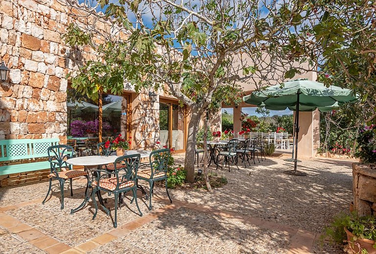 Terrasse mit Tisch und Stühlen vor der Finca