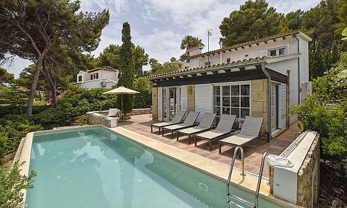 Pool vor der Finca mit Sonnenliegen