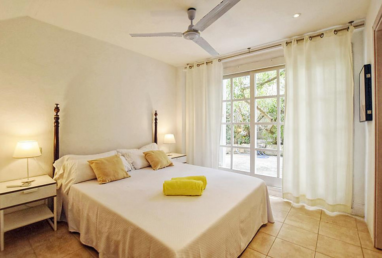 Schlafzimmer mit Doppelbett und Fenster 