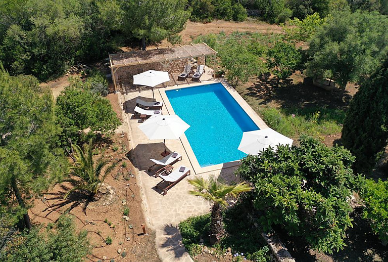 Luftaufnahme vom Garten mit Pool