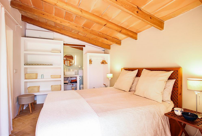 Schlafzimmer mit Einzelbetten und Bad
