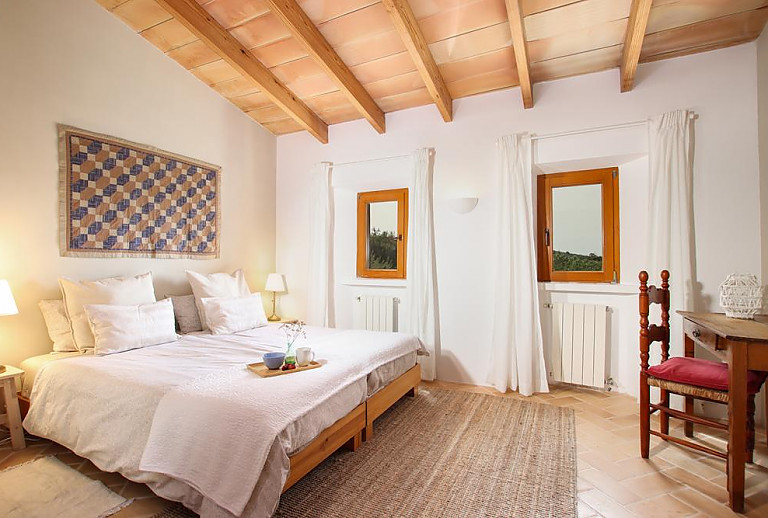 Schlafzimmer mit Einzelbetten und Heizung und Fenster