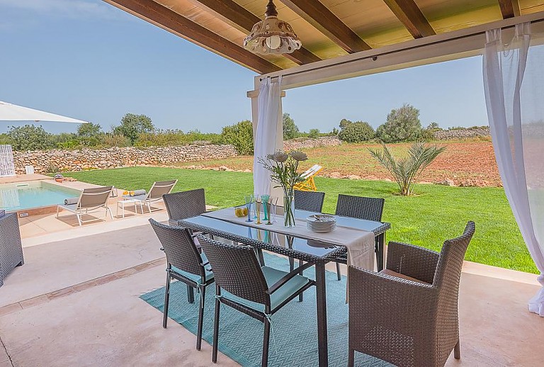 Terrasse mit Esstisch und Vordach