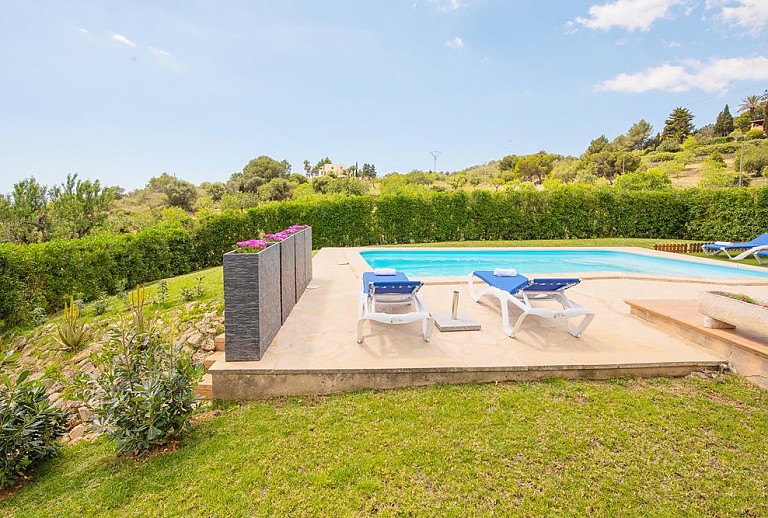 Garten mit Rasen und Pool vor der Finca