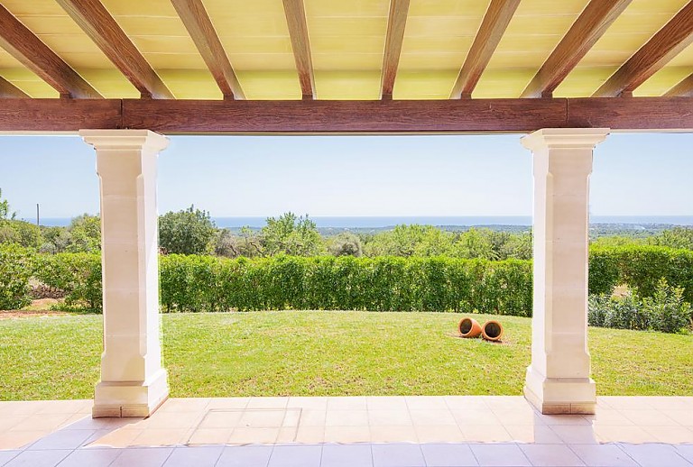 Terrasse mit Blick auf den Garten 