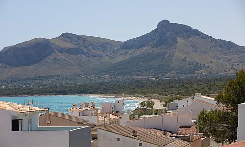 Blick über den Ort bis zum Meer