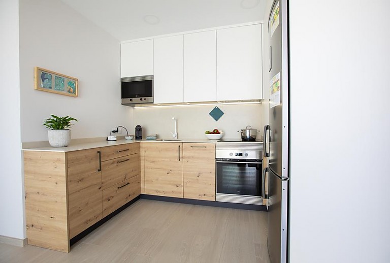 Küche mit Herd und Kühlschrank