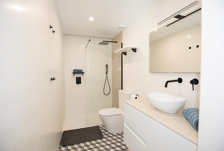 Badezimmer mit Dusche und Toilette