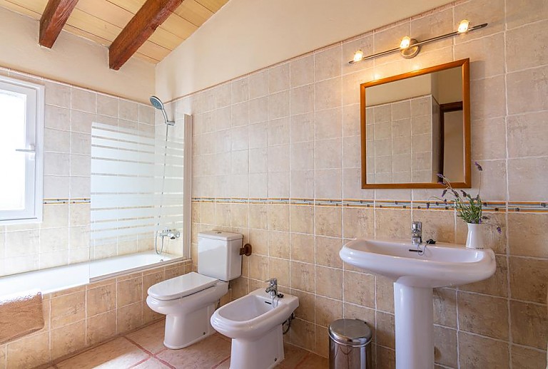 Badezimmer mit Badewanne und Fenster