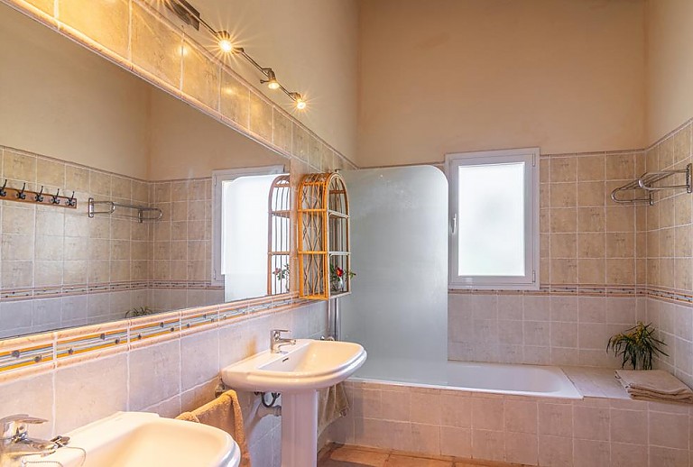 Bad mit Dusche und Badewanne