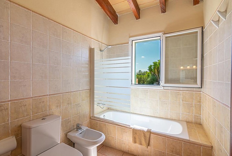 Badezimmer mit Badewanne und WC