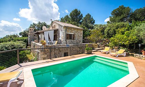 Poolbereich vor der Finca mit Sonnenliegen