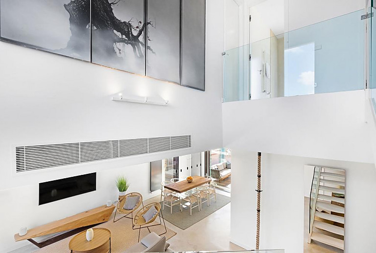 Wohnzimmer mit Esstisch und Couch