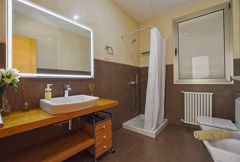 Badezimmer mit Waschbecken und Fenster