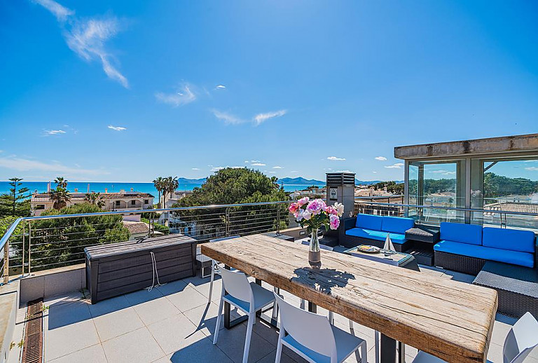 Terrasse mit Esstisch und Meerblick