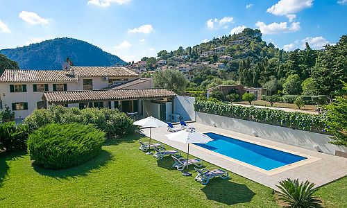 Rasen und Pool vor der Finca