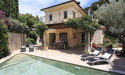 Ferienhaus mit Pool und Sonnenliegen