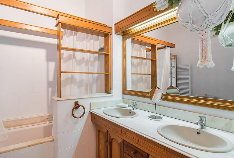 Badezimmer mit Wanne und Waschbecken