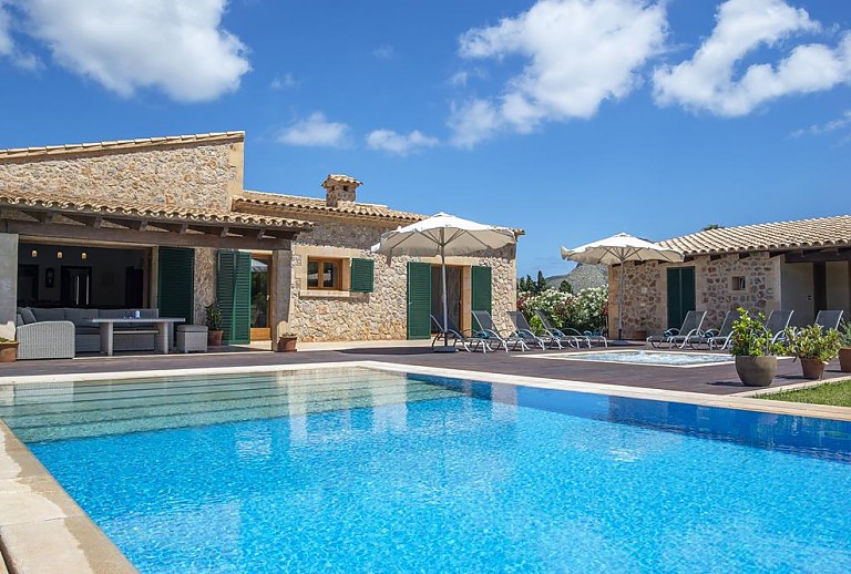 Poolbereich mit Sonnenschirm vor der Finca
