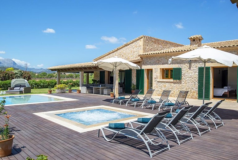 Sonnenliegen am Poolbereich vor der Finca