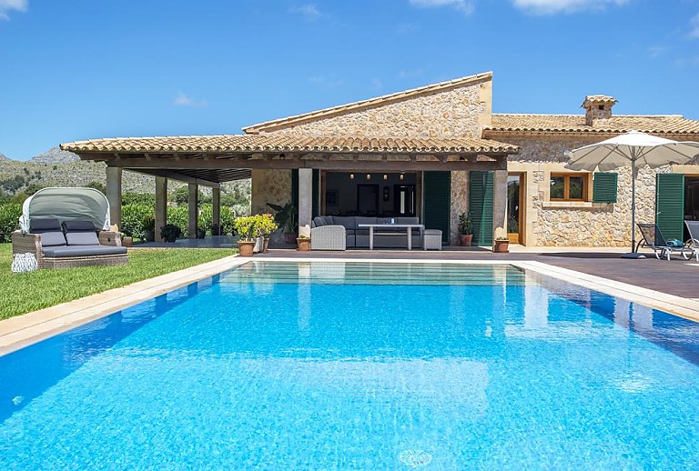 Poolbereich mit Rasenfläche vor der Finca