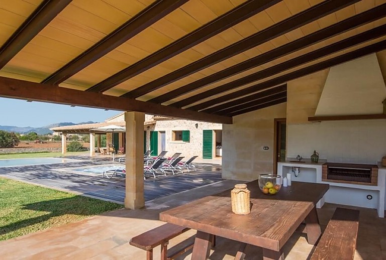 Terrasse mit Vordach und Grillbereich