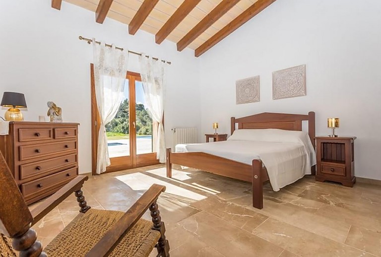 Schlafzimmer mit Doppelbett und Kommode