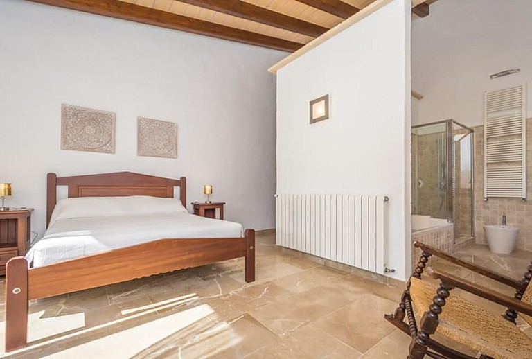 Schlafzimmer mit Doppelbett und Heizung