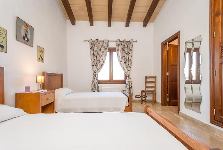 Schlafzimmer mit Einzelbetten und Heizung
