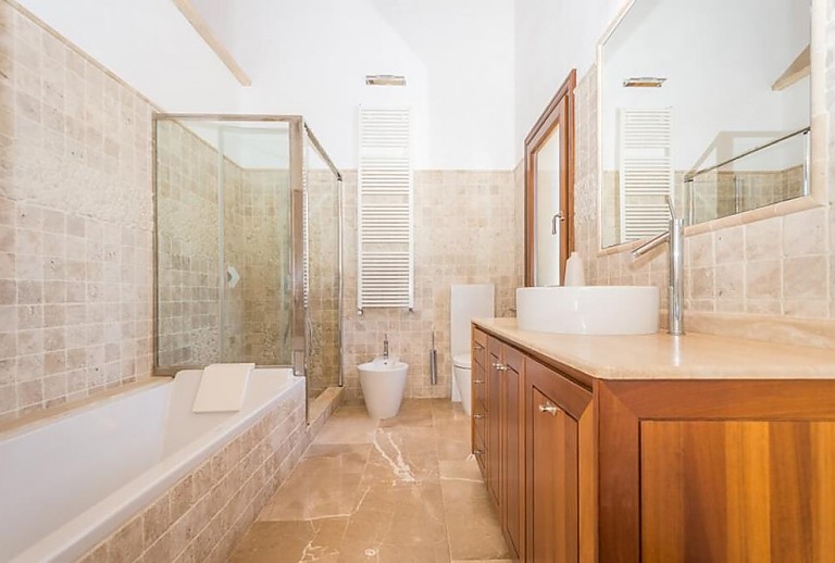 Badezimmer mit Wanne und Dusche