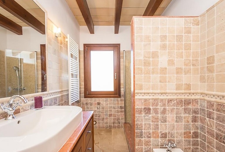 Badezimmer mit Waschbecken und Dusche