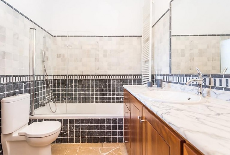 Bad mit Wanne und WC