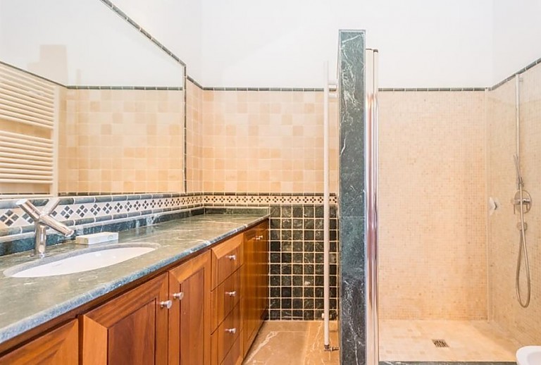 Badezimmer mit Waschbecken und Dusche