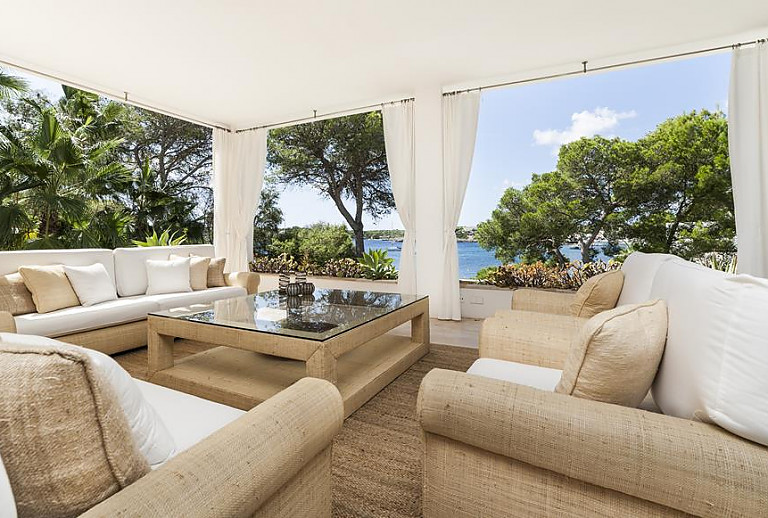 Terrasse mit Schatten und Meerblick