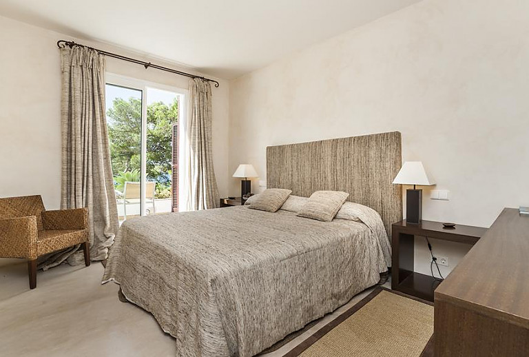 Schlafzimmer mit Doppelbett und Terrassentür