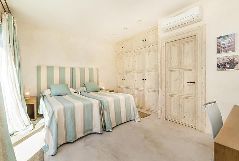 Schlafzimmer mit Einzelbetten und Wandschrank