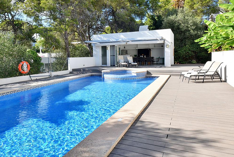 Sommerküche und Liegestühle am Pool