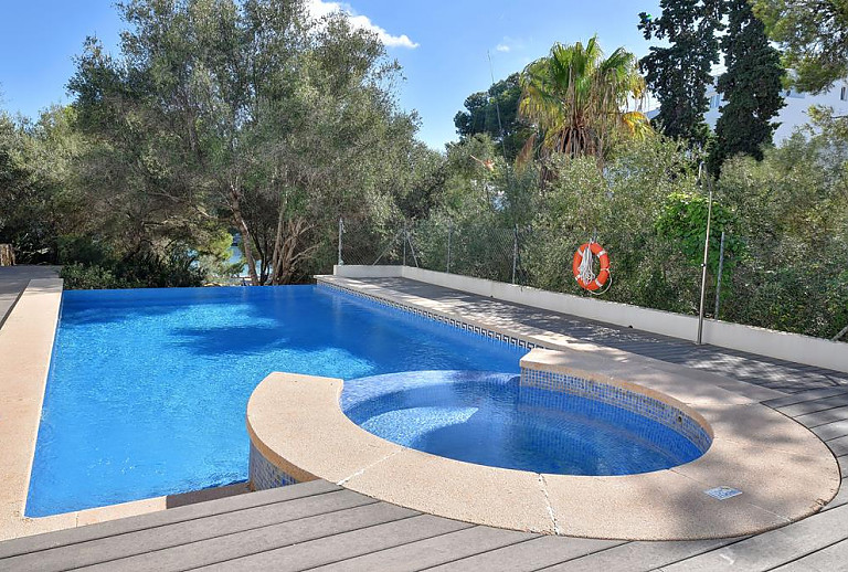 Whirlpool und Schwimmbecken im Außenbereich 