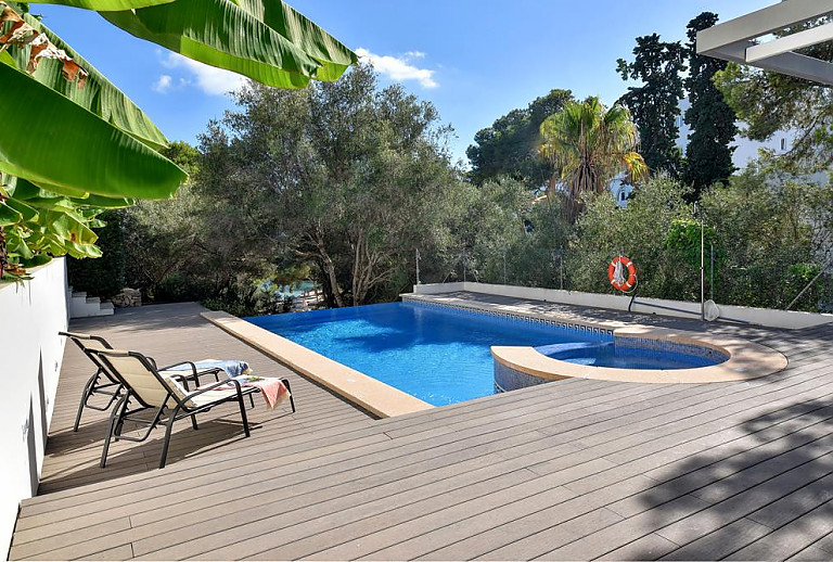 Sonnenterrasse mit Liegestühlen am Pool