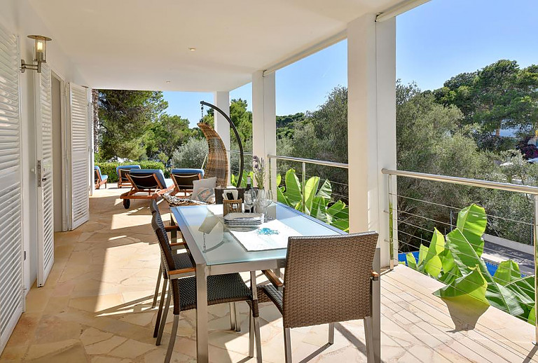 Terrasse mit Vordach und Esstisch