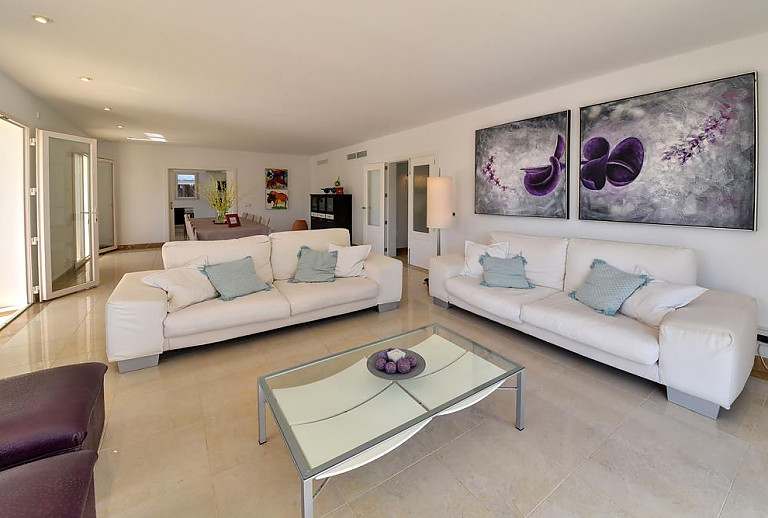Wohnzimmer mit Sofa und Tisch