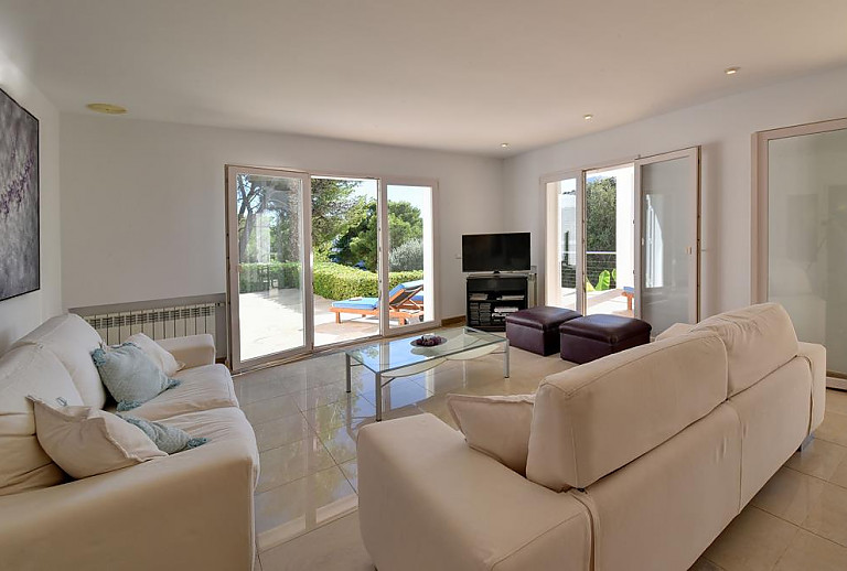 Wohnzimmer mit Sofa und Fernseher