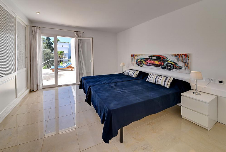 Schlafzimmer mit Einzelbetten und Terrassentür