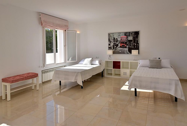 Schlafzimmer mit Einzelbetten und Bank