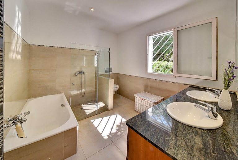 Badezimmer mit Dusche und Fenster